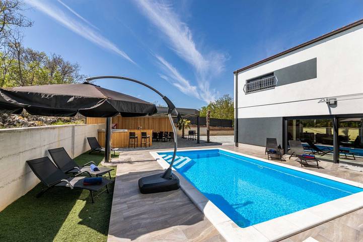 Villa pour 8 personnes, avec Balcon/Terrasse ainsi que Jardin et Piscine à Klimno