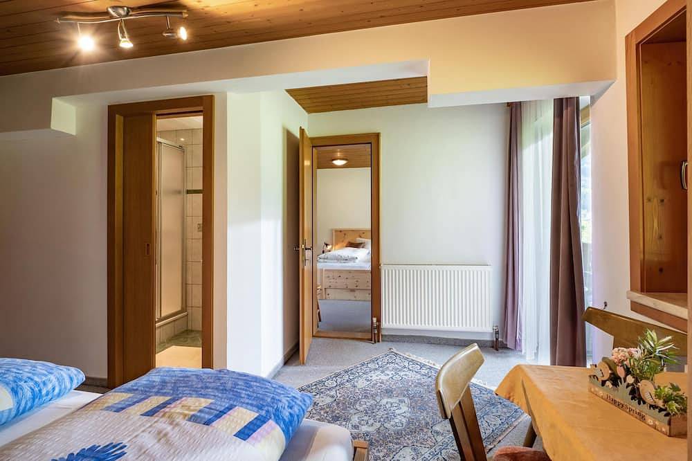 Entire apartment, Beautiful apartment in Aschau, ski bus in front of the door in Tux Alps, Aschau im Zillertal