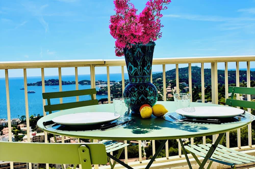 Entire apartment, Studio with balcony and parking, breathtaking view of Cap-Ferrat and the sea! in Villefranche-sur-Mer, Mediterranean Coast (France)