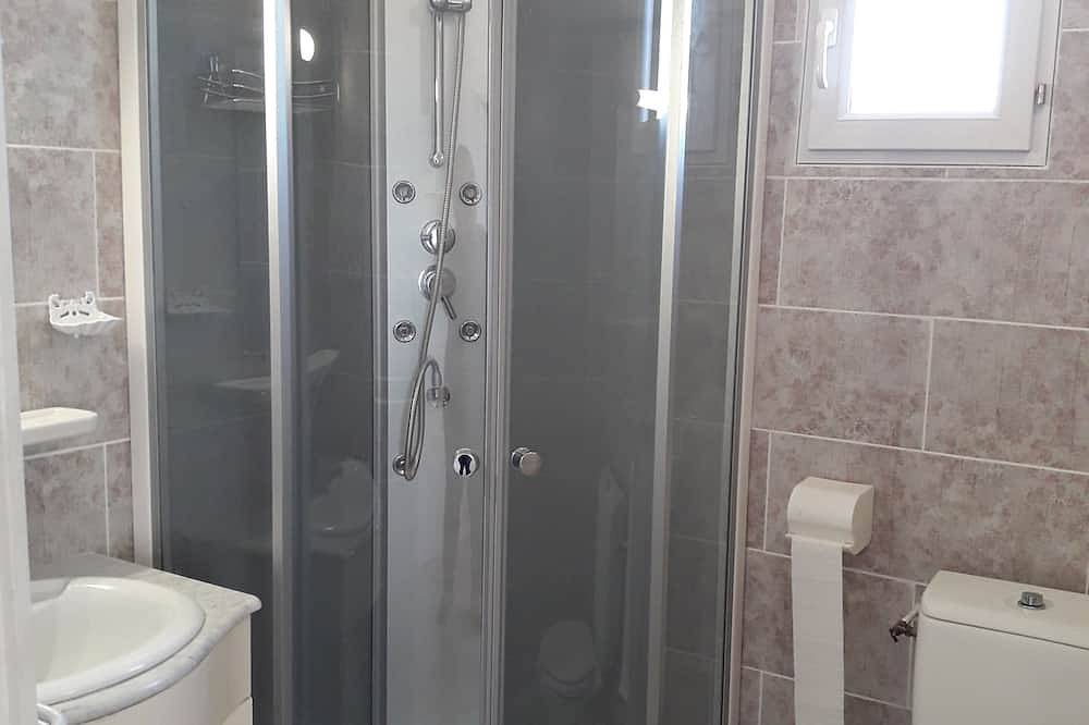 Entire apartment, For your vacations, let's go visit the Provence ! in Verquières, Arles region