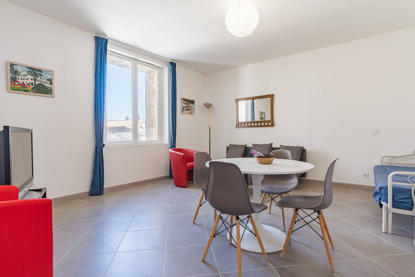 Apartamento entero, Apartamento "2 - F2 Centre Village" con vistas a la montaña in Charleval, Region de Aix-en-Provence
