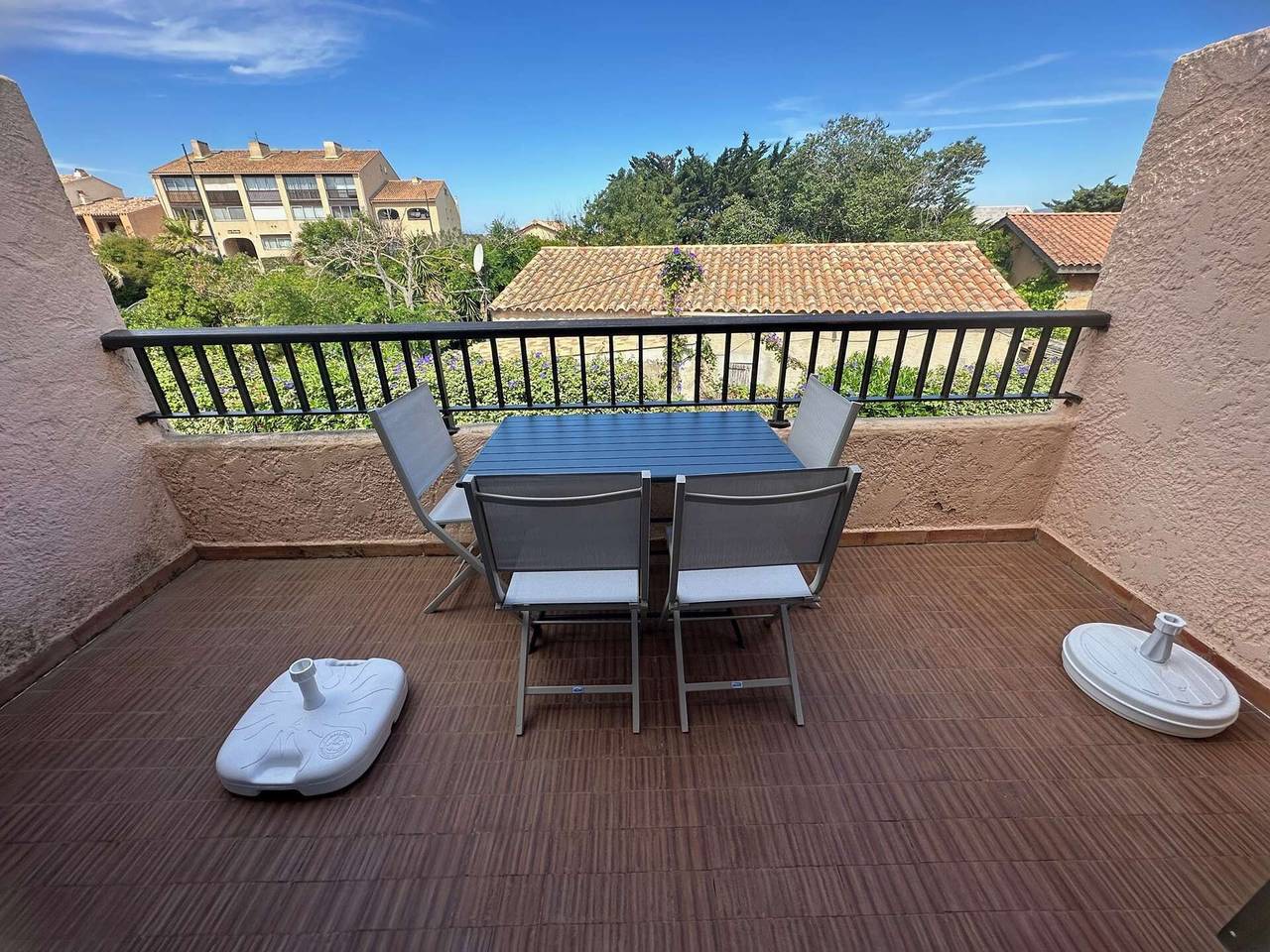 Apartamento entero, Apartamento a 100 m de la playa con terraza privada y aire acondicionado in Le Brusc, Six-Fours-les-Plages