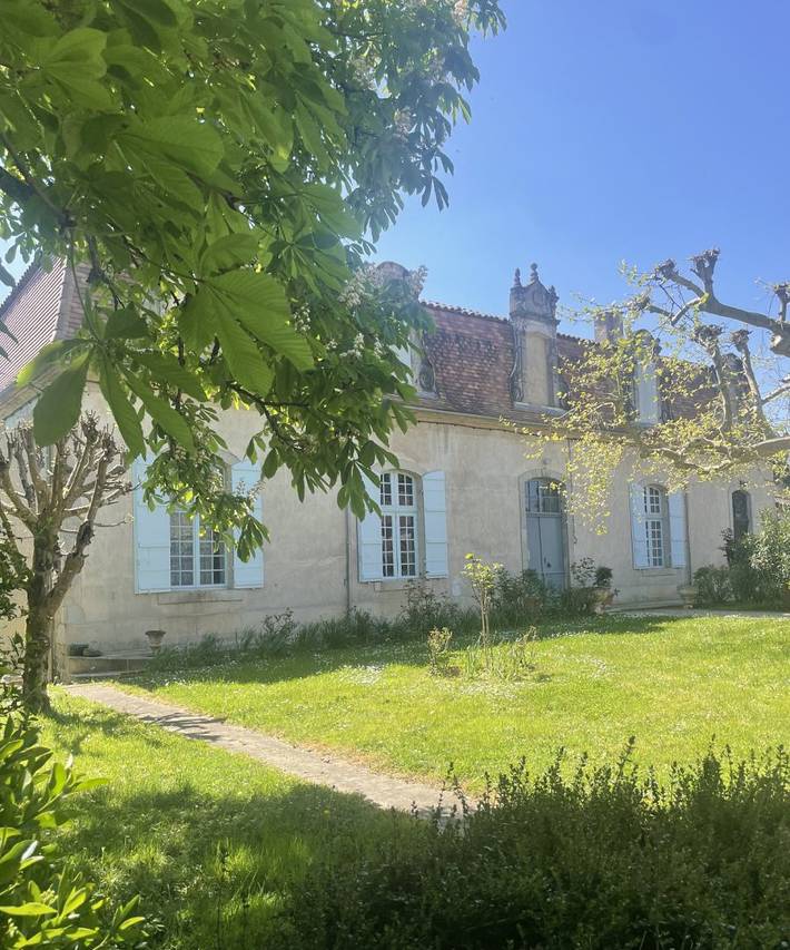 Gîte pour 12 personnes, avec terrasse ainsi que jardin et piscine