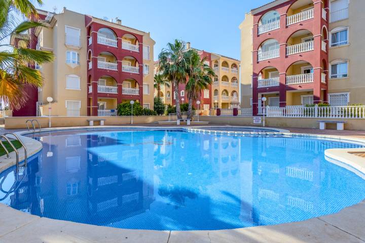 Ferienwohnung für 4 Personen, mit Balkon und Garten sowie Pool in Los Alcázares