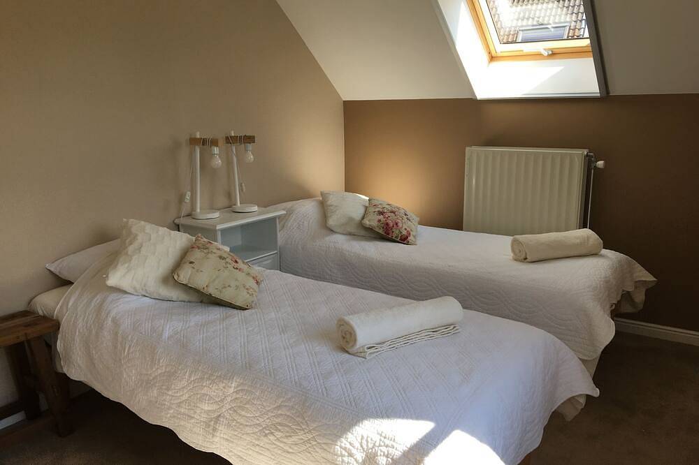 Luxurious country house 4 bedr / 8 p with large garden, jacuzzi and billiards in Jodoigne, Province du Brabant wallon