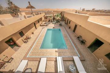 Chambre d’hôte pour 2 personnes, avec piscine ainsi que vue et jardin dans Merzouga