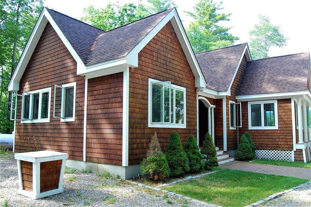 Pet Friendly Natural cedar shakes waterfront on Lake Winnipesaukee sleeps 6 in Moultonborough, Lake Winnipesaukee
