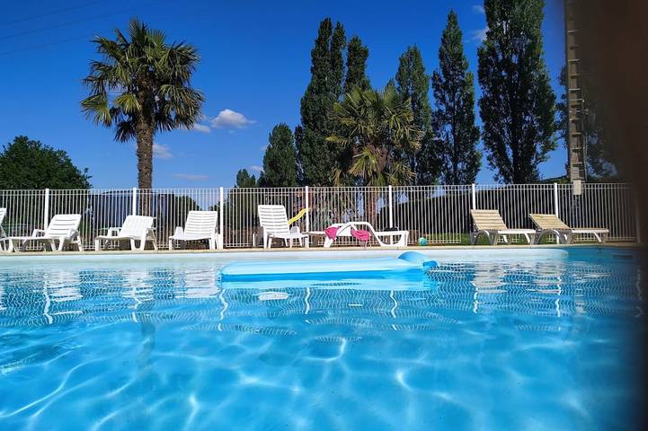 Gîte pour 6 personnes, avec piscine et jardin