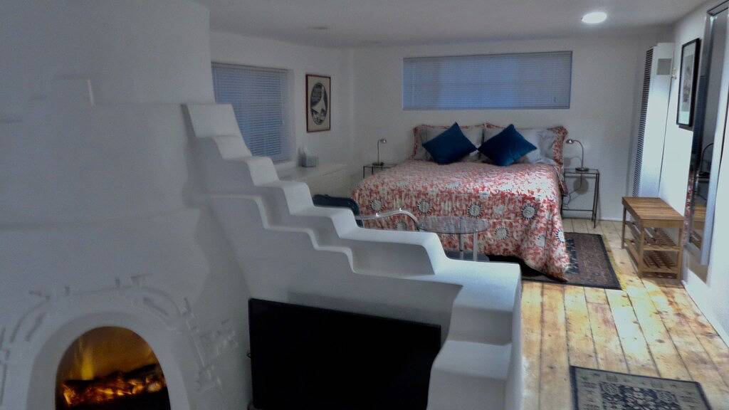 Pueblo Deco fängt die Essenz der Taos Adobe Innenarchitektur ein in Taos, Taos County