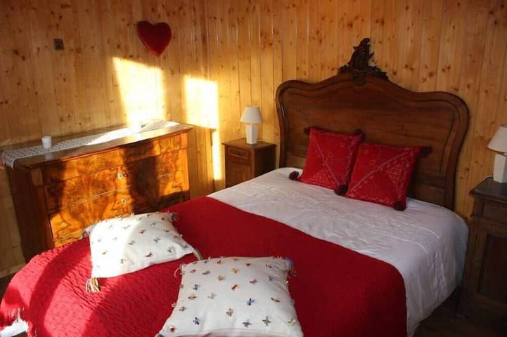 Chalet aus Holz und Steinen, renoviert, 250 Meter von den Skiliften entfernt. in Vénosc, Les Deux Alpes