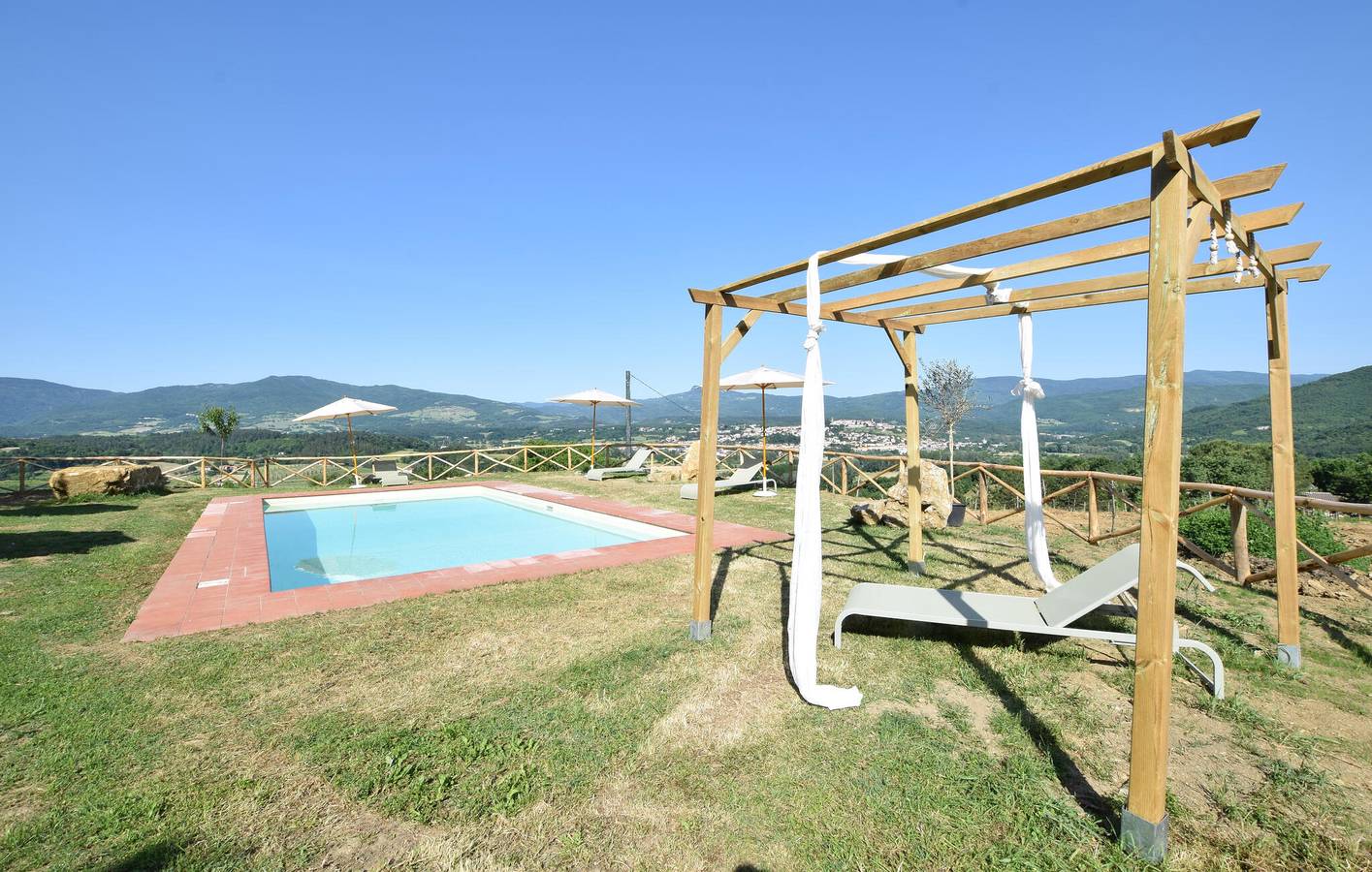 Charmantes Apt mit AC, Parkplatz, Garten, Küche, Pool - Nähe Arno in Poppi, Casentino