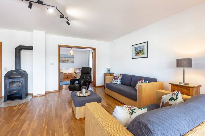 Ganze Wohnung, Landzeit-Ferienwohnung mit großem Wintergarten, Sicht in Weinreben & Wald, 130 qm in Efringen-Kirchen, Südschwarzwald