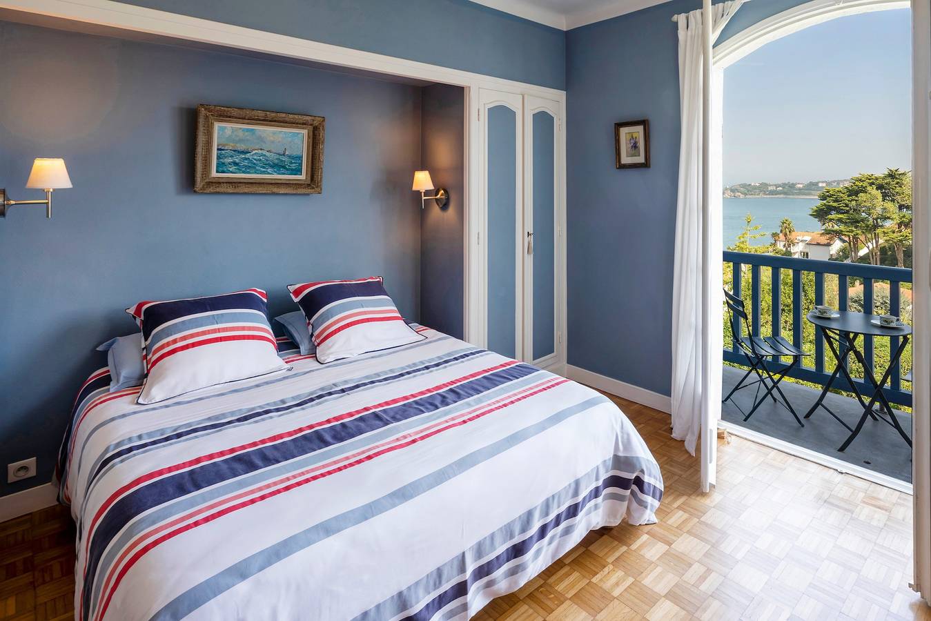 Habitación de huéspedes 'L'annexe - Chambre' con vistas al mar, balcón y Wi-Fi in Ciboure, Region de Bayona