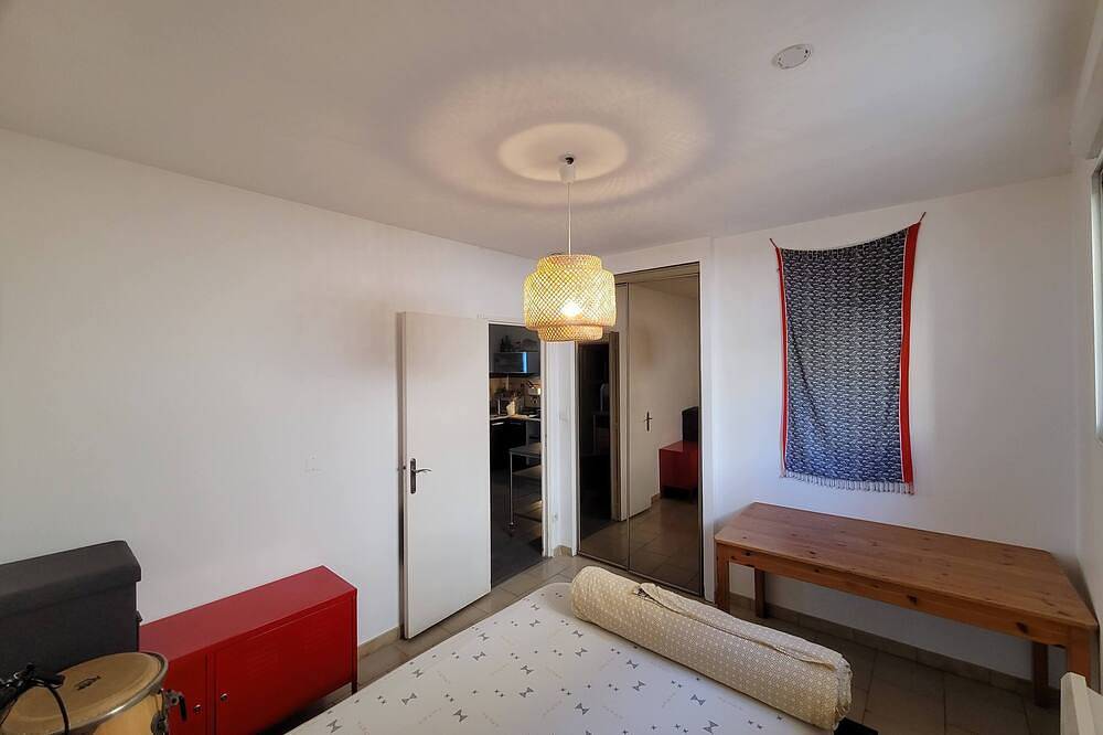 Entire apartment, Maison du musicien (Ground-floor apartment with private garden, quiet location) in Salon-de-Provence, Aix-en-Provence region