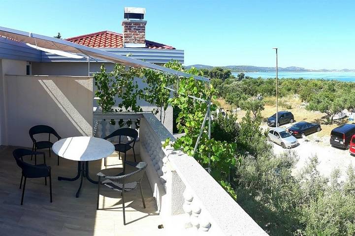 Ferienwohnung für 9 Personen, mit Balkon/Terrasse in Pirovac