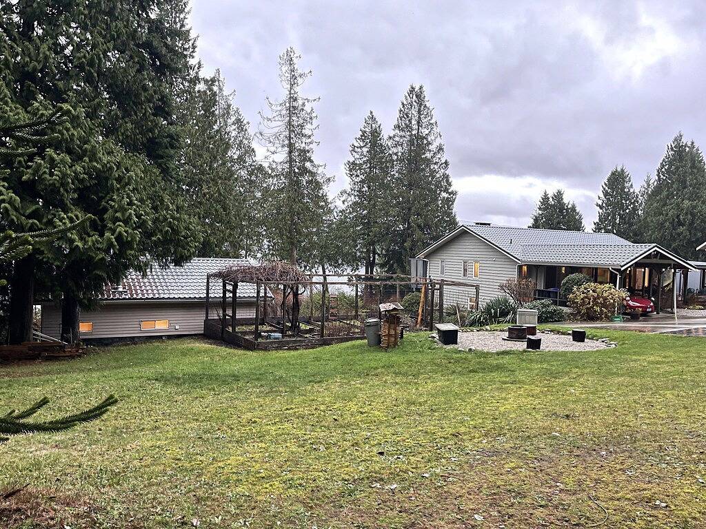 Waterfront Retreat, Beach Access, Group Friendly, Sleeps 14 in Sechelt, Sunshine Coast Regional District