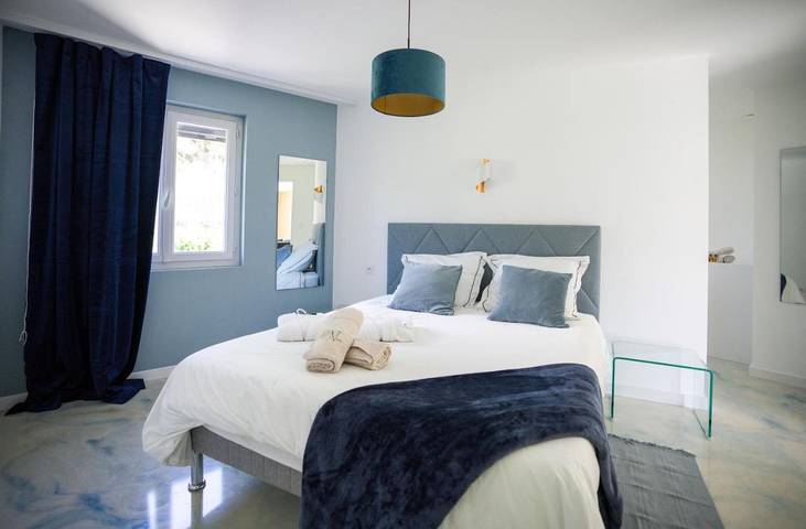 Appartement de vacances pour 2 personnes, avec jacuzzi et balcon ainsi que jardin et piscine