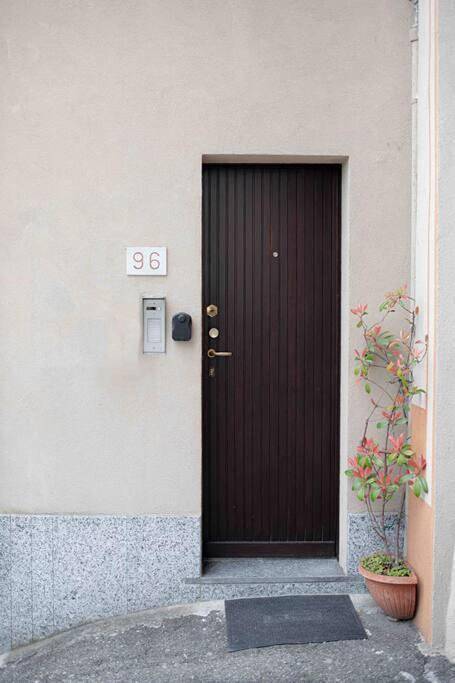 Ganze Wohnung, [Vista lago]-Appartamento funzionale con vista in Calcinate del Pesce, Varese