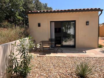 Gîte pour 4 personnes, avec jardin ainsi que terrasse et piscine à Aigaliers
