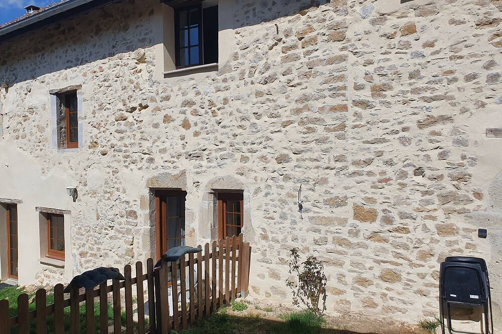 Ganze Wohnung, Fully-equipped accommodation in a quiet village near Ambérieu-en-Bugey in Douvres, Belley