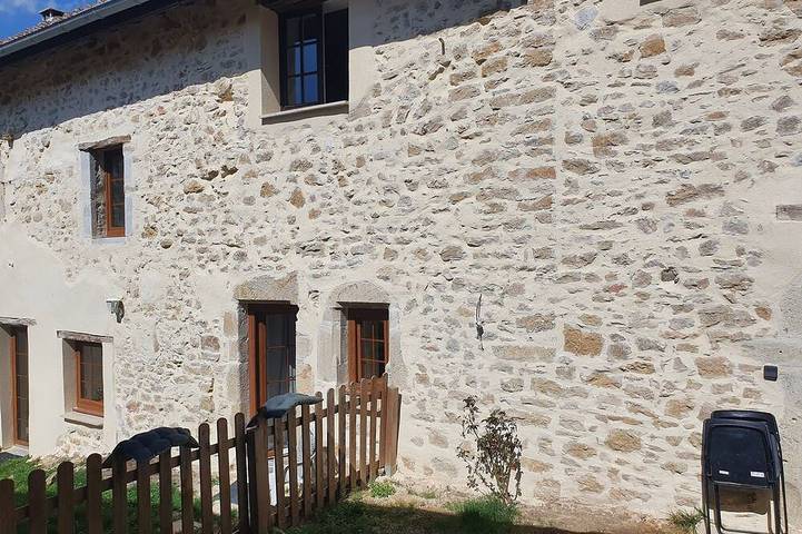 Apartamento entero, Fully-equipped accommodation in a quiet village near Ambérieu-en-Bugey in Douvres, Belley