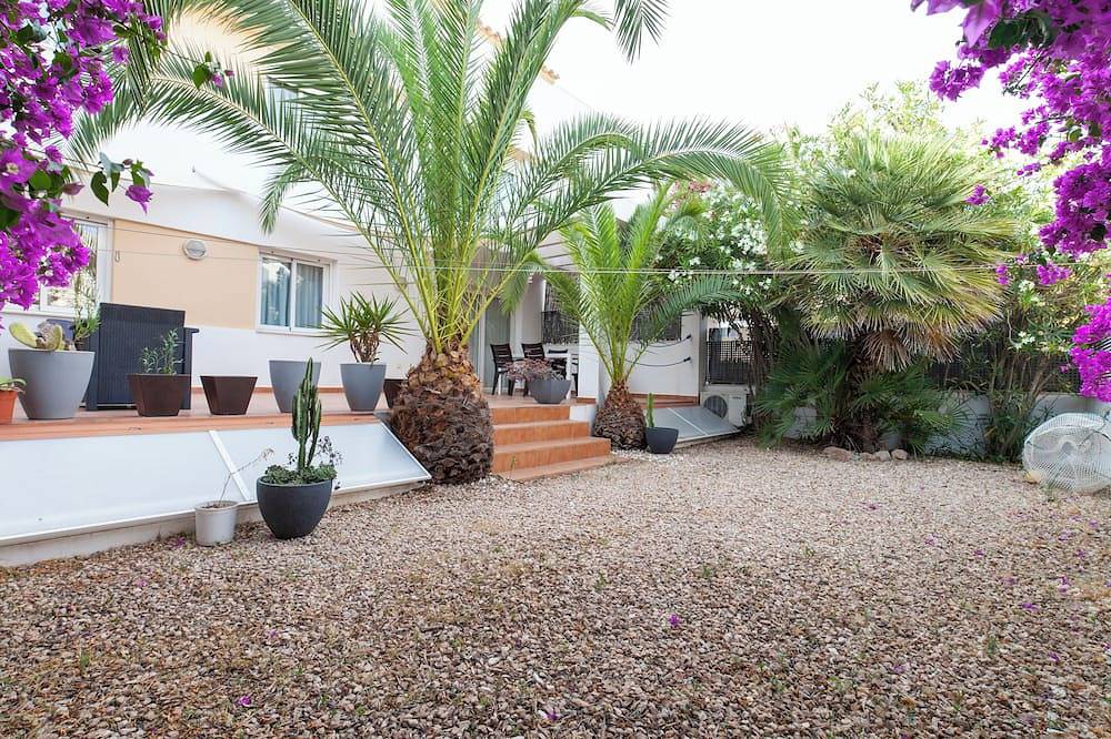 Apartamento entero, Can Sord- Apartamento con amplia Terraza/Jardín.  Con A/C y wifi in La Savina, Formentera