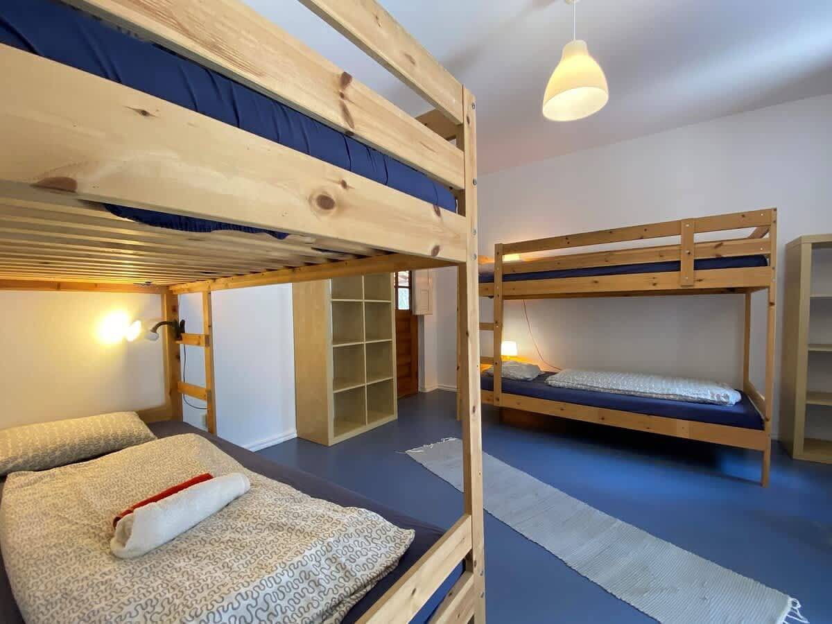 Quarto Azul with 2 bunk beds and a bathroom with shower in Lourinhã, Distrito de Lisboa