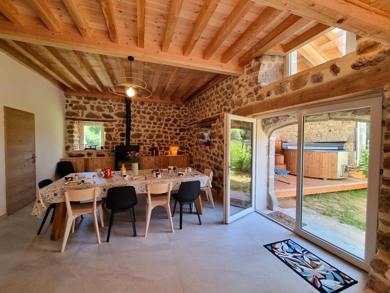 Amplia casa rural con jacuzzi y wifi en Usson-en-Forez in Usson-en-Forez, Parque Natural Regional Livradois-Forez