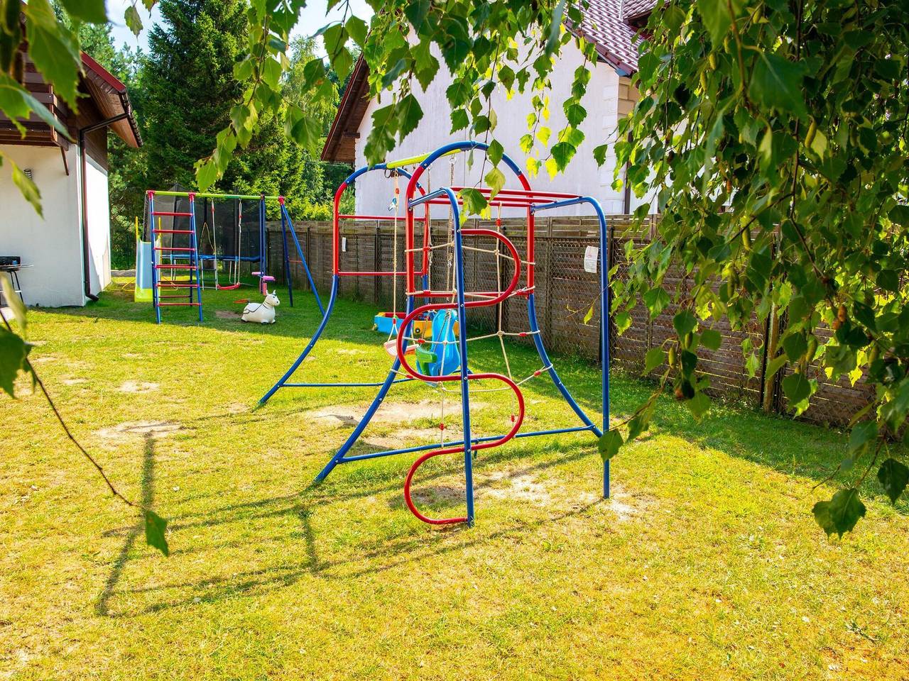 Ganze Wohnung, Geräumige 3-Zimmer-Wohnung, Sommerpool in Powiat Sławieński