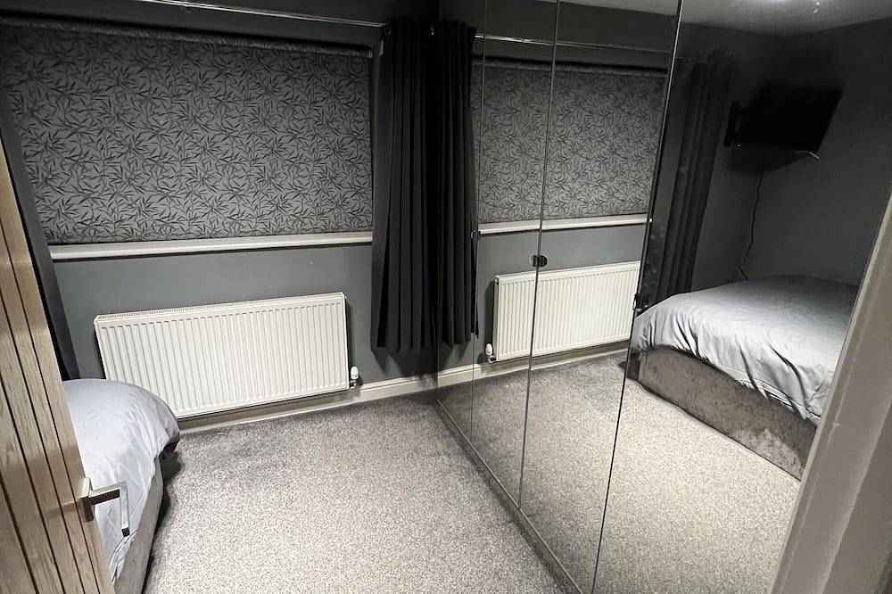 Peaceful 2 bed semi-detached house in Warrington, Cheshire