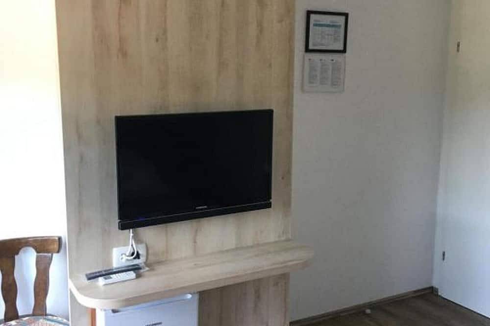 Guesthouse Family Bosnic - Duplex Family Room with Balcony - Gallery - 1 - 2 in Smoljanac, Plitvicemeren