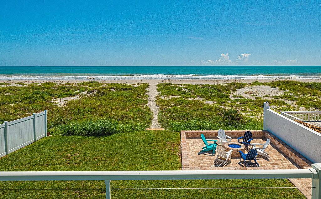 Luxury Beachfront hideaway with Hot Tub and Direct Beach access! in Cocoa Beach, Space Coast