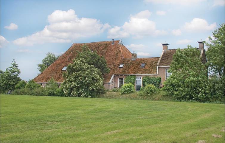 Vakantiehuis voor 17 personen, with whirlpool and terras as well as tuin and sauna in Friesland