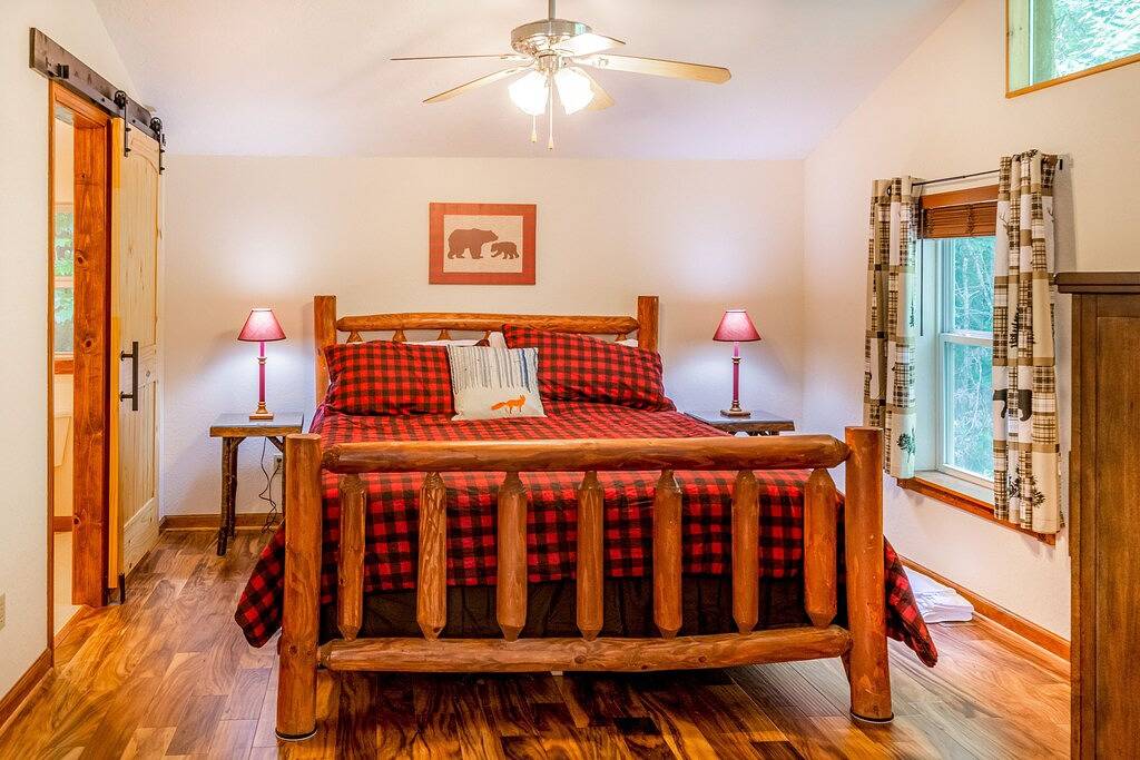 Beautiful dog-friendly mountain house w/new private hot tub, firepit, Wifi, deck in Jackson County