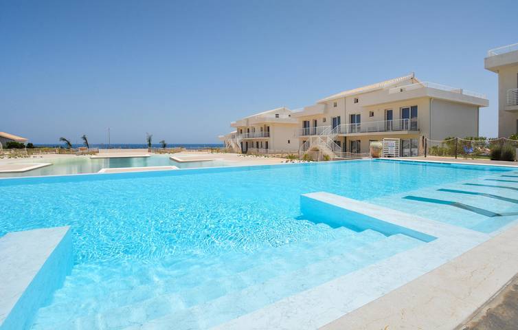 Appartamento intero, Appartamento con vista mare, piscina e terrazza, a 2,5 km dalla spiaggia in Spiaggia Calafarina, Pachino