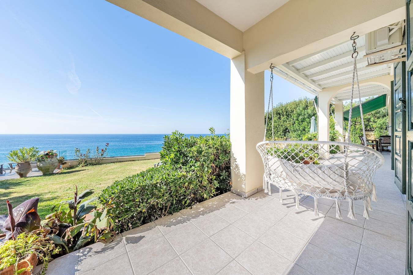 Villa 'Seahorse Bay Beach  Halikounas' with Private Pool, Private Terrace and Air Conditioning in Corfu