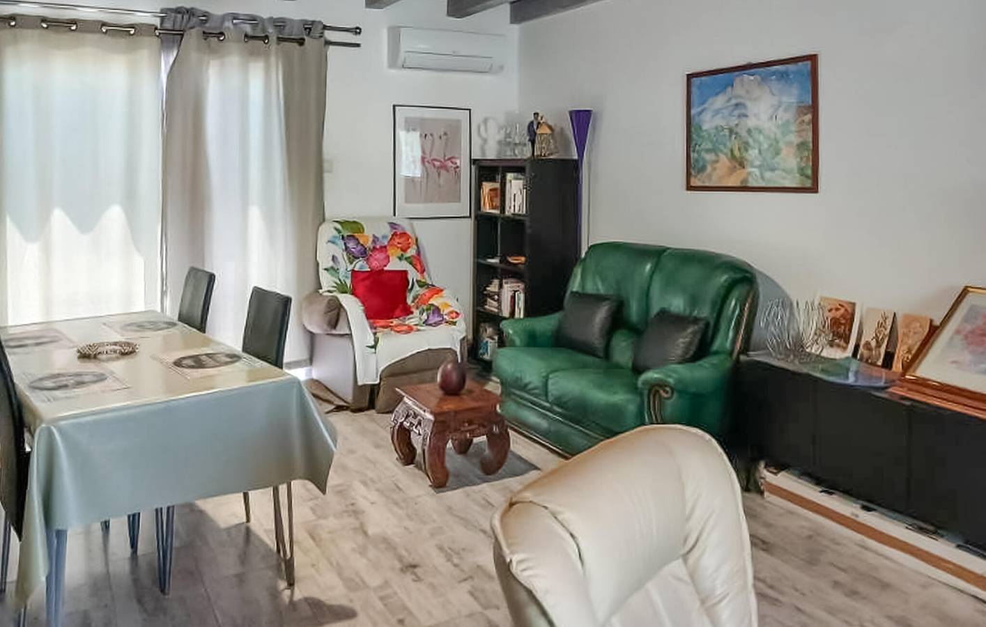 Amplio apartamento de 2 dormitorios con piscina cerca de Venelles, restaurantes y wifi in Venelles, Region de Aix-en-Provence