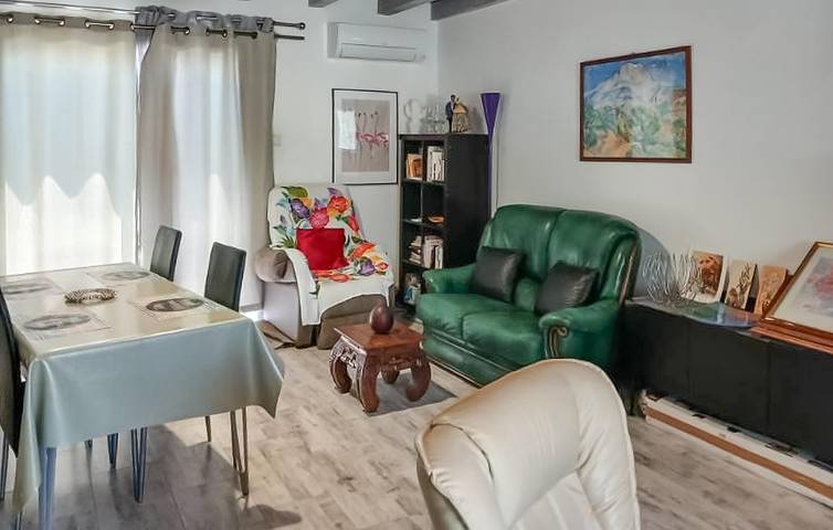 Amplio apartamento de 2 dormitorios con piscina cerca de Venelles, restaurantes y wifi in Venelles, Region de Aix-en-Provence