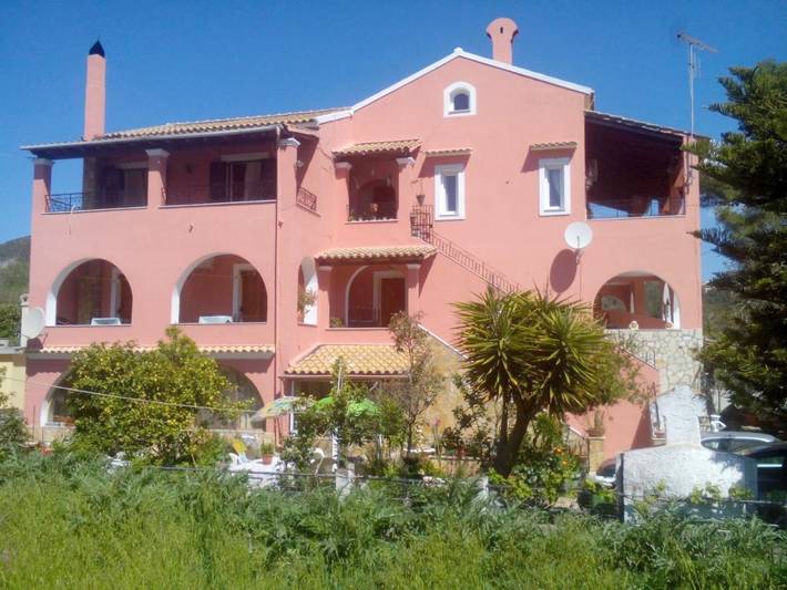 Location de vacances pour 8 personnes, avec Balcon et Jacuzzi ainsi que Terrasse et Jardin dans Liapádes