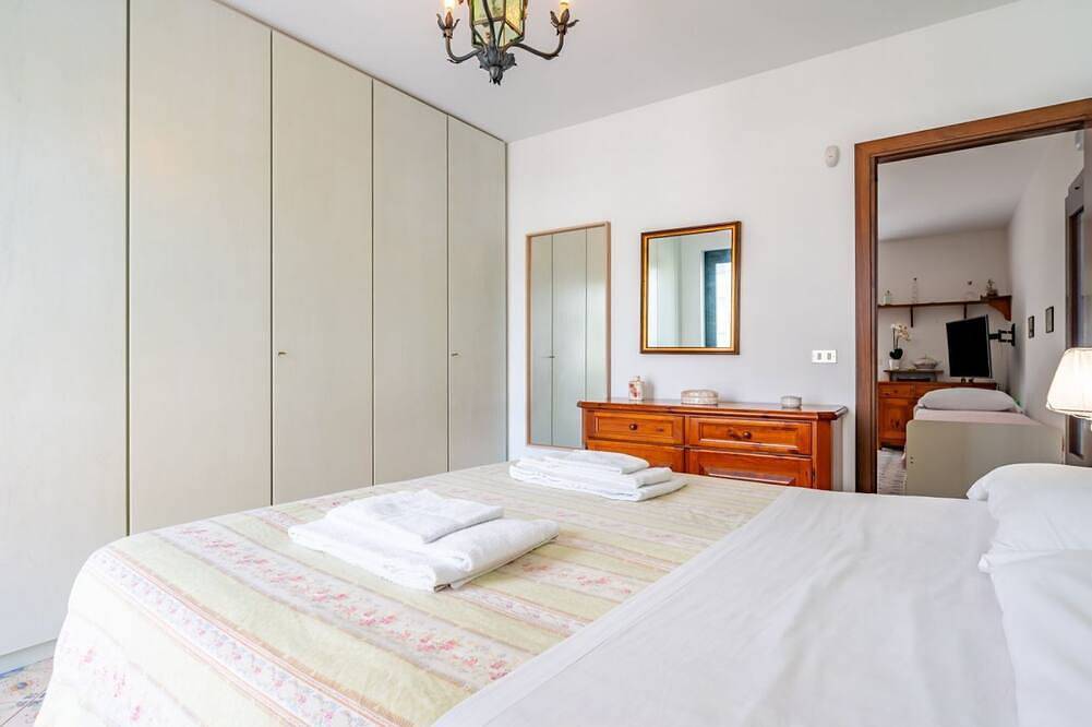 Ganze Wohnung, Guesthost - Cozy 55 sqm apartment in Mascali, ideal for 4 people. Equipped with air conditioning, and 2 balconies, the apartment offers comfort and convenience. Located just 1 minute walk from the beach, with a road next to the building providing direct in Fondachello, Catania Provinz