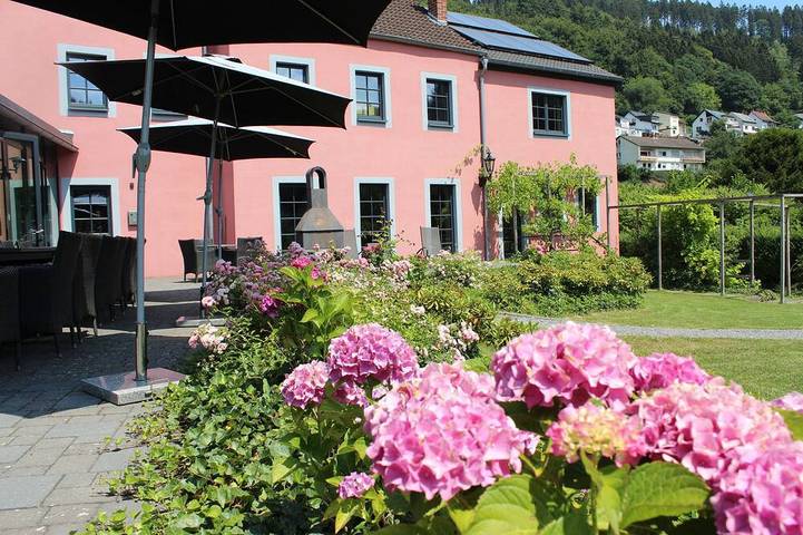 Ferienhaus für 20 Personen, mit Whirlpool und Terrasse sowie Garten und Sauna