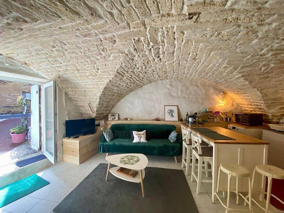 Appartement entier, Cave de charme 18ème siècle in Pignan, Côte méditerranéenne (France)