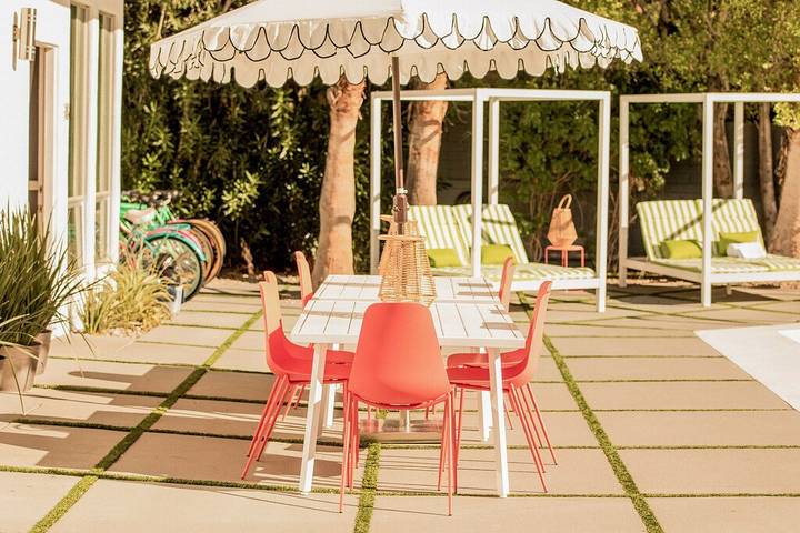 Hotel for 30 people, with yard and pool in Southern California