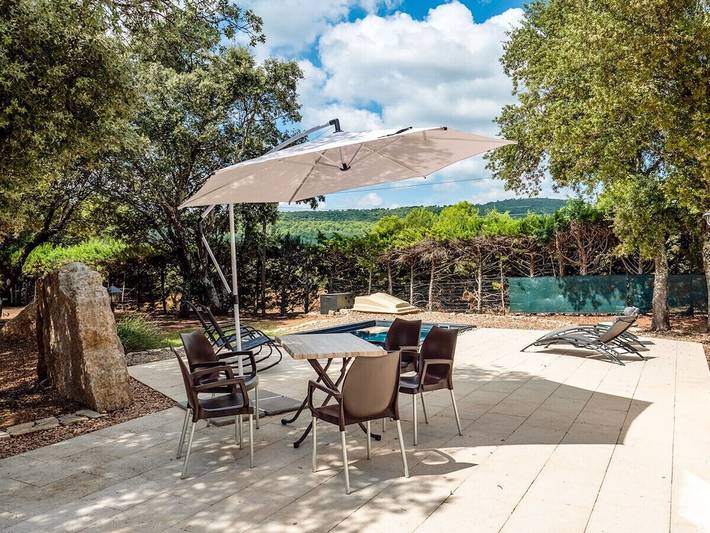 Gîte pour 4 personnes, avec Terrasse ainsi que Jardin et Piscine à Fox-Amphoux