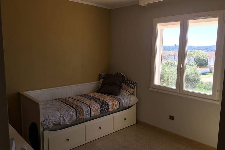 Location de vacances pour 8 personnes, avec jardin ainsi que jacuzzi et terrasse à La Fare-les-Oliviers - 4