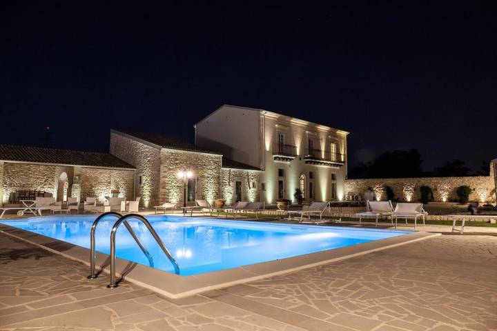 Ferienanlage für 2 Personen, mit Terrasse und Garten sowie Pool