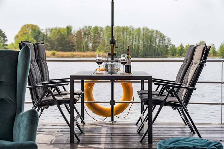 Floatinghouse Topas: 44 m² Hausboot mit Seeblick, Kaminofen & Terrasse in Zehdenick, Ruppiner Seenland