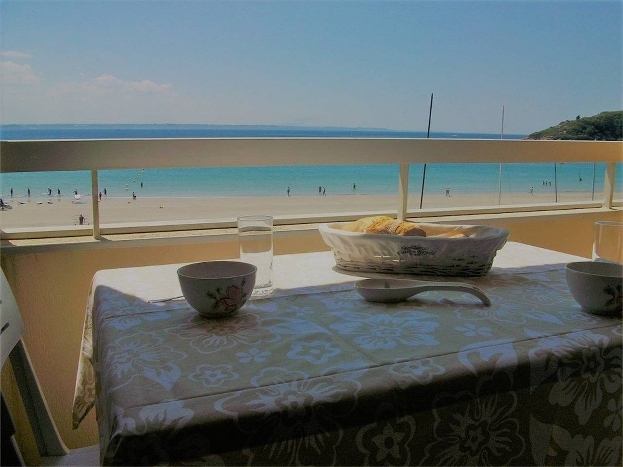 Appartement entier, Appartement avec 2 chambres, balcon et superbe vue mer à quelques pas de la plage de Tresmeur in Trébeurden, Côte de Granit Rose