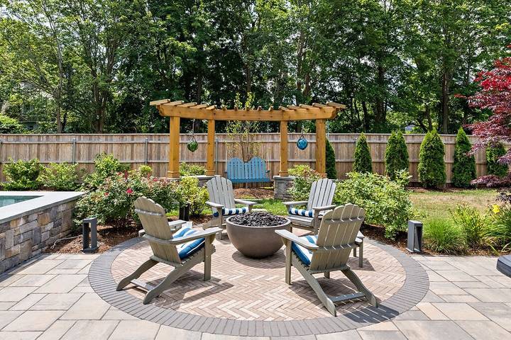 Vacation rental for 16 people, with yard in Narragansett