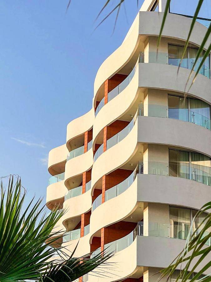 Hôtel pour 2 personnes, avec bassin pour enfant et piscine ainsi que balcon et vue
